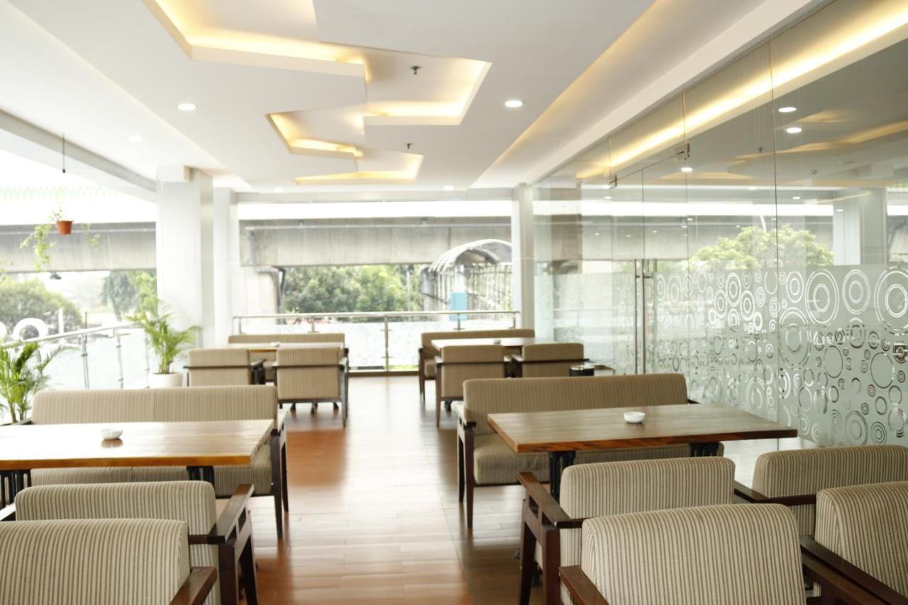 Terraz Tree Hotel Jakarta Exteriör bild